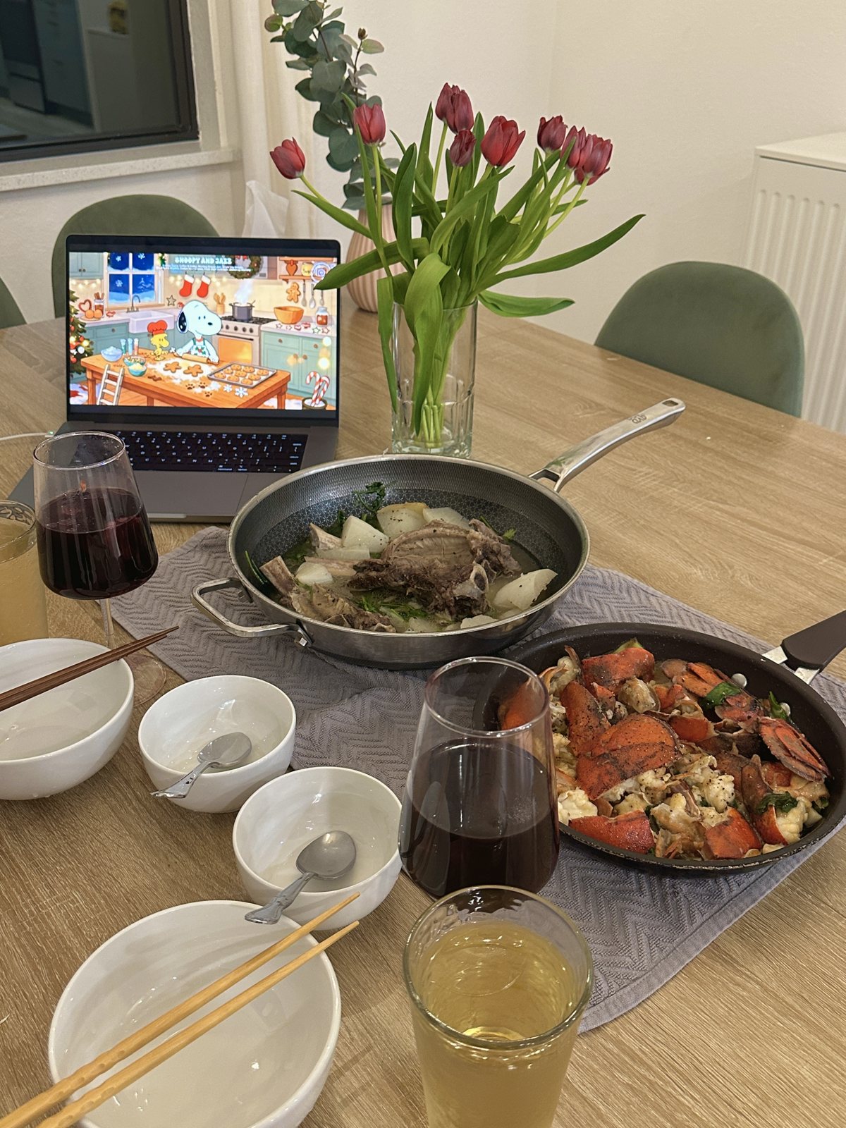 A dinner Wenxin cooked: lobster and braised beef ribs, with tulips on the table